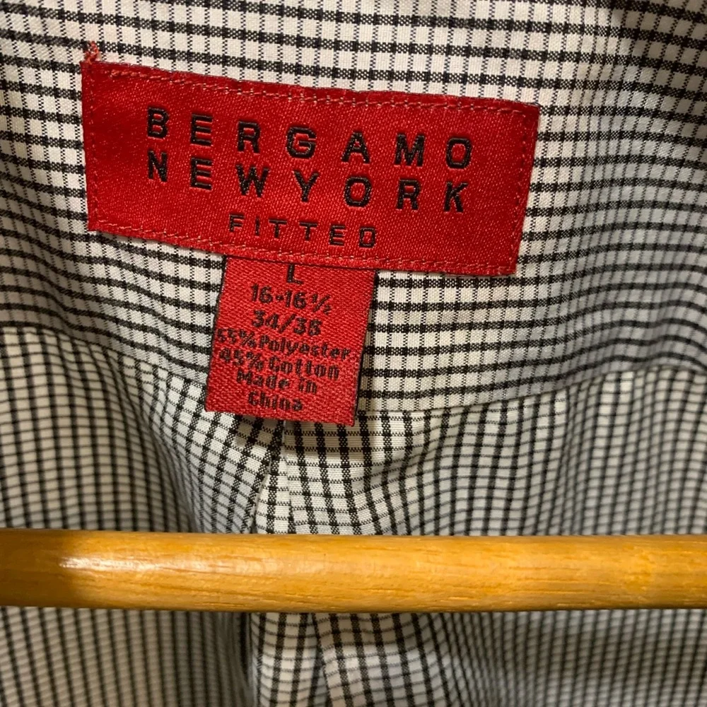 Button down - Picture 2 of 3
